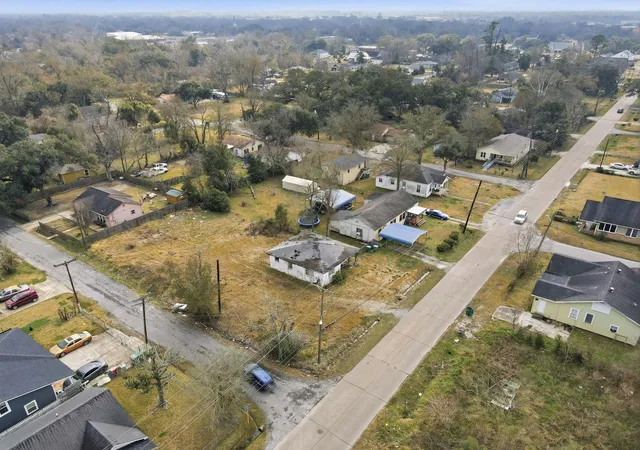 4th image of 810 Texas St, Orange, TX 77630 | MLS# 85934981