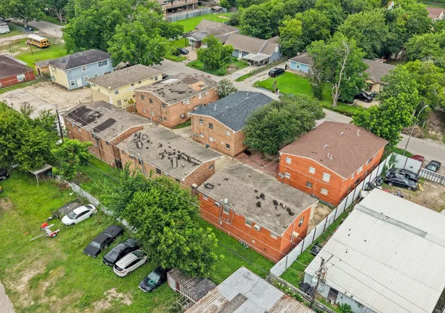 Listing Photo 4 - Condo for sale in building located at 7410 Lindencrest St, Houston, TX 77061