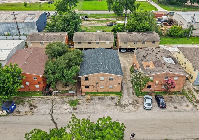 Listing Photo 5 - Condo for sale in building located at 7410 Lindencrest St, Houston, TX 77061
