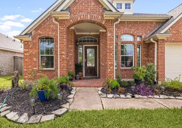 Photo 3 of Single family home for sale at 16218 Saxon Holw Ln, Houston, TX 77084 | MLS# 58782128 | Listing updated on 2026-08-30