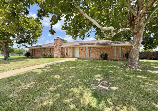 2nd image of 403 Lotus St, Lake Jackson, TX 77566 | MLS# 97976304