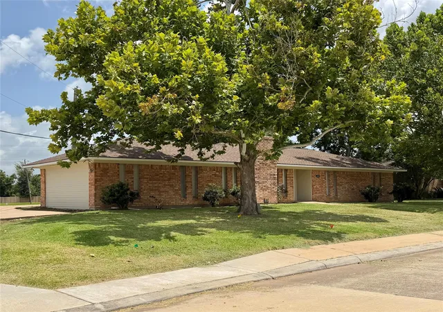 3rd image of 403 Lotus St, Lake Jackson, TX 77566 | MLS# 97976304