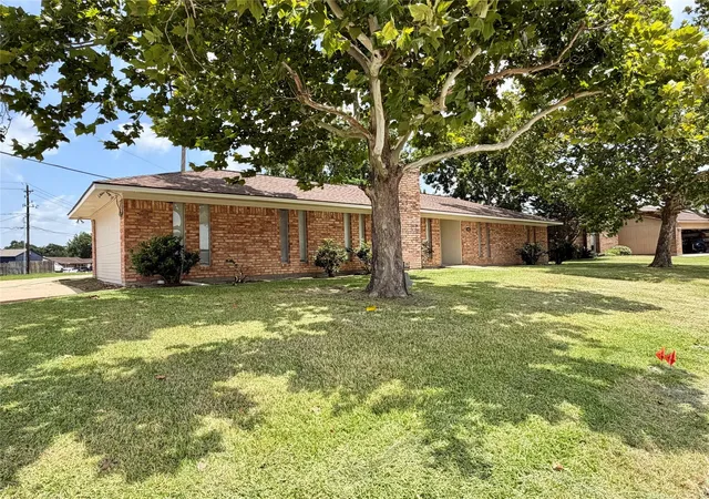 4th image of 403 Lotus St, Lake Jackson, TX 77566 | MLS# 97976304
