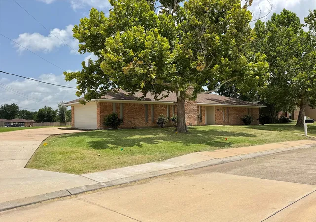 5th image of 403 Lotus St, Lake Jackson, TX 77566 | MLS# 97976304