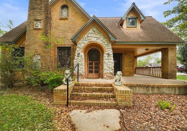 Photo 1 of Sale Pending at 229 E Cedar St, Angleton, TX 77515 | MLS# 58022457 | Listing updated on 2026-09-21