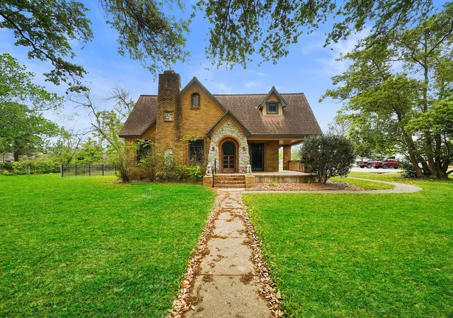 Photo 2 of Sale Pending at 229 E Cedar St, Angleton, TX 77515 | MLS# 58022457 | Listing updated on 2026-09-21