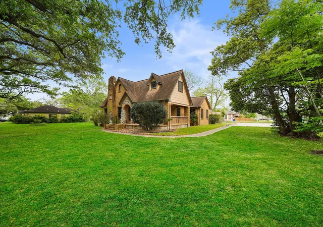 Photo 3 of Sale Pending at 229 E Cedar St, Angleton, TX 77515 | MLS# 58022457 | Listing updated on 2026-09-21