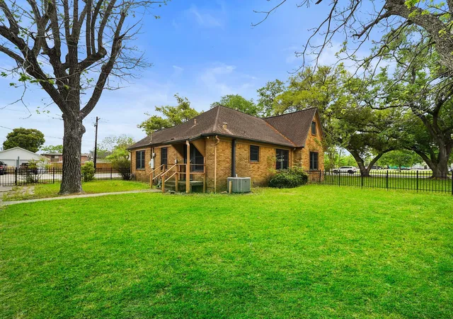 Photo 3 of Sale Pending at 229 E Cedar St, Angleton, TX 77515 | MLS# 58022457 | Listing updated on 2026-09-21