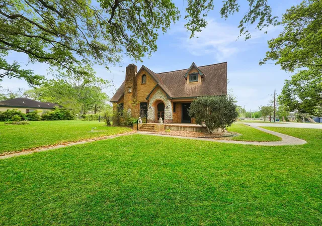 Photo 4 of Sale Pending at 229 E Cedar St, Angleton, TX 77515 | MLS# 58022457 | Listing updated on 2026-09-21