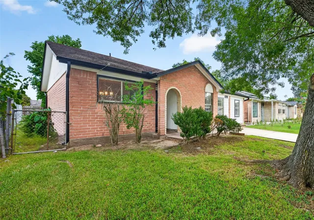 2nd image of 12711 Greenshire Dr Dr, Houston, TX 77048 | MLS# 12048942