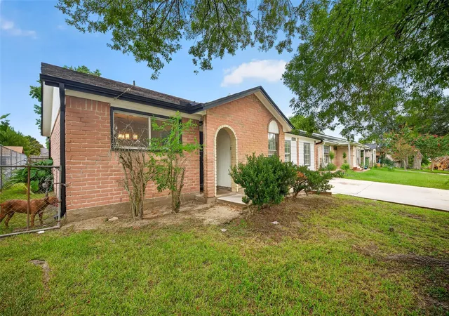3rd image of 12711 Greenshire Dr Dr, Houston, TX 77048 | MLS# 12048942