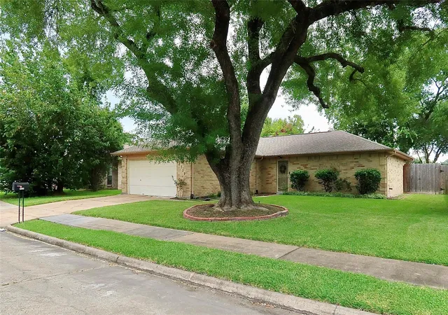 2nd image of 10339 Gulfstream Ln, Sugar Land, TX 77498 | MLS# 39627270