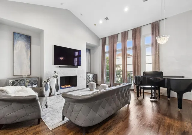 Photo 4 of Townhouse for sale at 2518 Westgate Dr #A, Houston, TX 77019 | MLS# 239622 | Listing updated on 2026-08-01