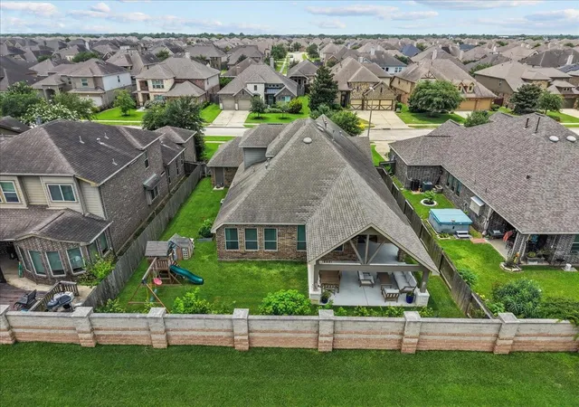 4th image of 328 Woodway Dr, League City, TX 77573 | MLS# 21347839