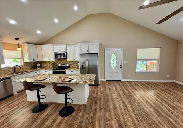 Photo 4 of Sale Pending at 534 Oakdale Dr, Huntsville, TX 77320 | MLS# 30016074 | Listing updated on 2026-09-19