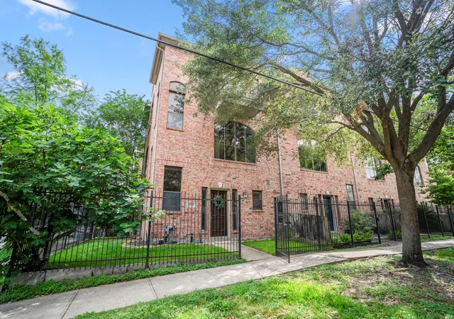Photo 1 of Sale Pending at 2719 La Branch St, Houston, TX 77004 | MLS# 36037404 | Listing updated on 2026-09-16