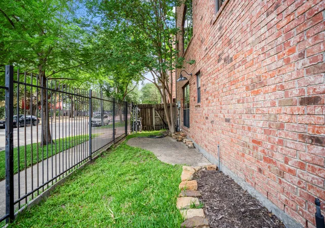 Photo 3 of Sale Pending at 2719 La Branch St, Houston, TX 77004 | MLS# 36037404 | Listing updated on 2026-09-16