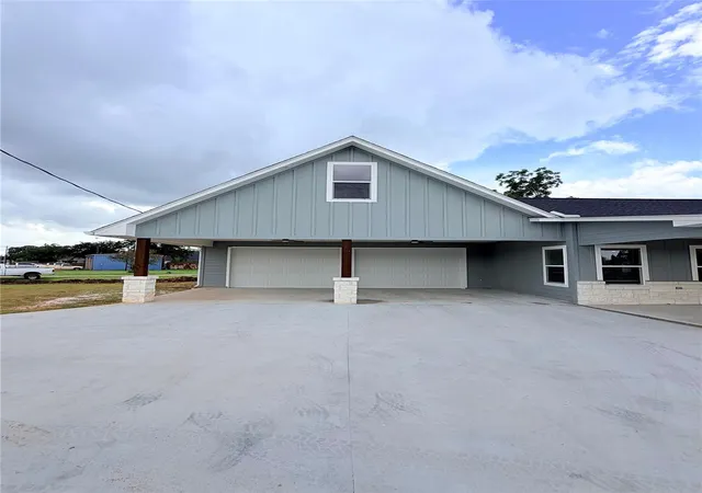 Photo 2 of Single family home for sale at 301 E San Bernard St, Brazoria, TX 77422 | MLS# 45987285 | Listing updated on 2026-10-05