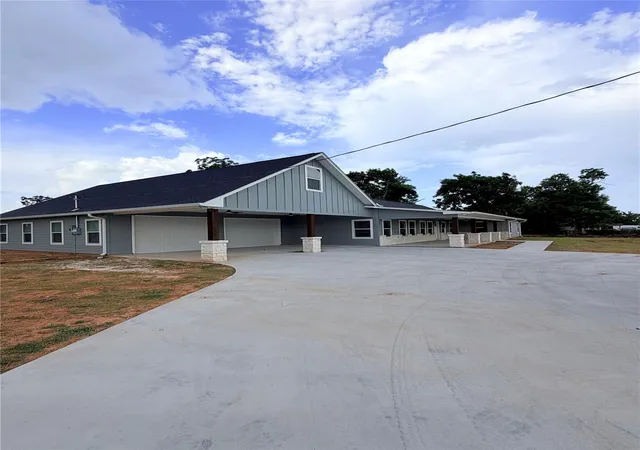 Photo 4 of Single family home for sale at 301 E San Bernard St, Brazoria, TX 77422 | MLS# 45987285 | Listing updated on 2026-10-05