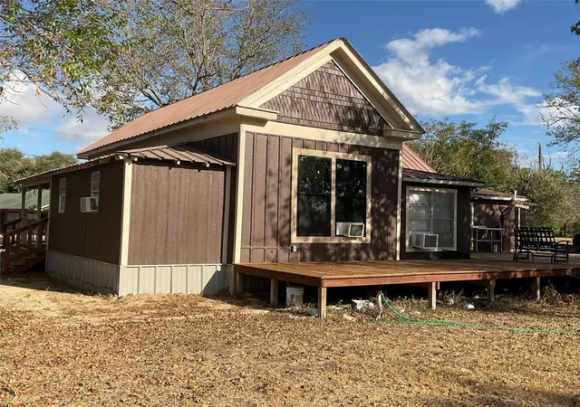 Photo 2 of Single family home for sale at 211 Martin St, Yoakum, TX 77995 | MLS# 80928742 | Listing updated on 2026-08-18