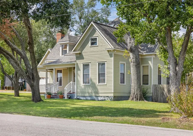 Photo 3 of Single family home for sale at 222 N Harris St, Bellville, TX 77418 | MLS# 21589273 | Listing updated on 2026-06-06