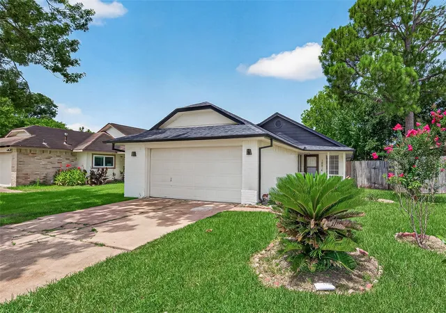 Homes for sale in Sugar Land, TX | 10814 Parkland Woods Dr, Sugar Land, TX 77498 | MLS# 97930628