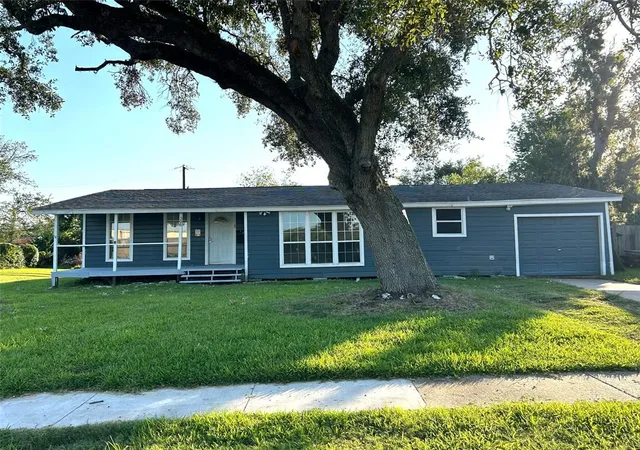 Single family home for sale at 306 Ctr Way St, Lake Jackson, TX 77566 | MLS# 11719574 | Listing updated on 2025-04-05