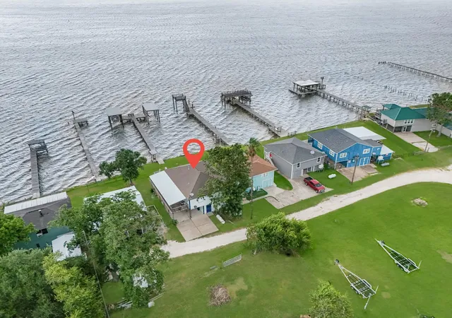 Homes for sale in Anahuac, TX | 211 Captains Rd, Anahuac, TX 77514 | MLS# 82018053
