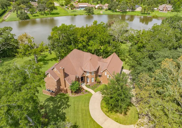 Homes for sale in Lake Jackson, TX | 113 Rosewood St, Lake Jackson, TX 77566 | MLS# 82780999