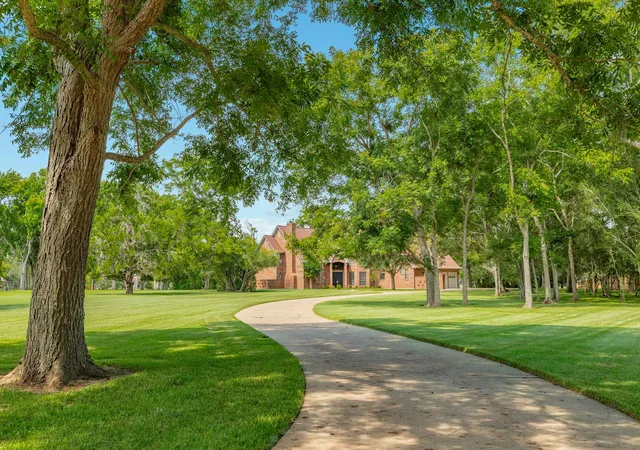 3rd image of 113 Rosewood St, Lake Jackson, TX 77566 | MLS# 82780999