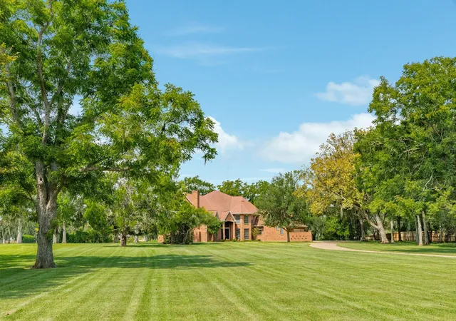 4th image of 113 Rosewood St, Lake Jackson, TX 77566 | MLS# 82780999