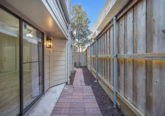 4th image of 1829 Augusta Dr #28, Houston, TX 77057 | MLS# 16076280