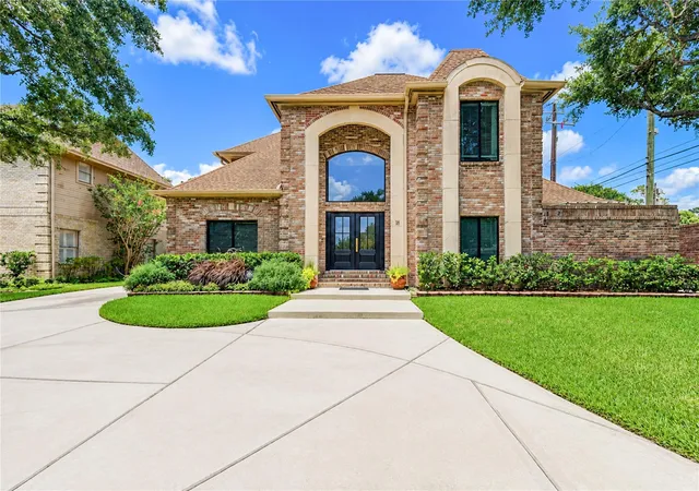 Photo 2 of Single family home for sale at 18 Hickory Shadows Dr, Houston, TX 77055 | MLS# 55604774 | Listing updated on 2026-08-15