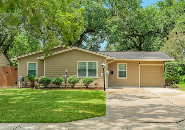 1st image of 229 Caladium St, Lake Jackson, TX 77566 | MLS# 37195002