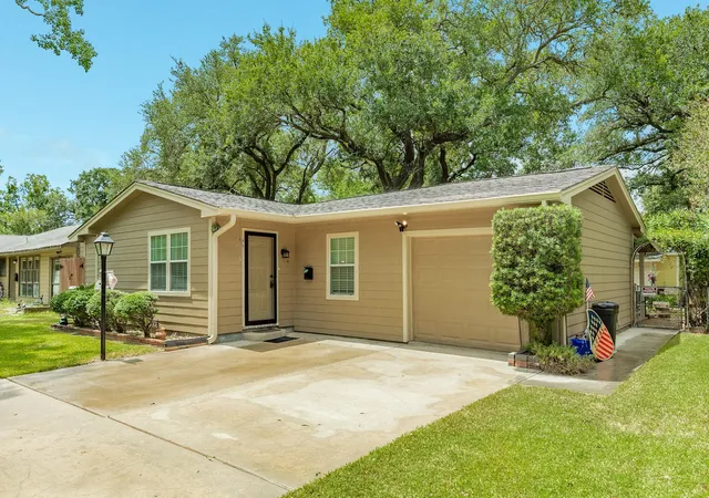 2nd image of 229 Caladium St, Lake Jackson, TX 77566 | MLS# 37195002
