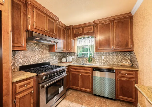 3rd image of 229 Caladium St, Lake Jackson, TX 77566 | MLS# 37195002