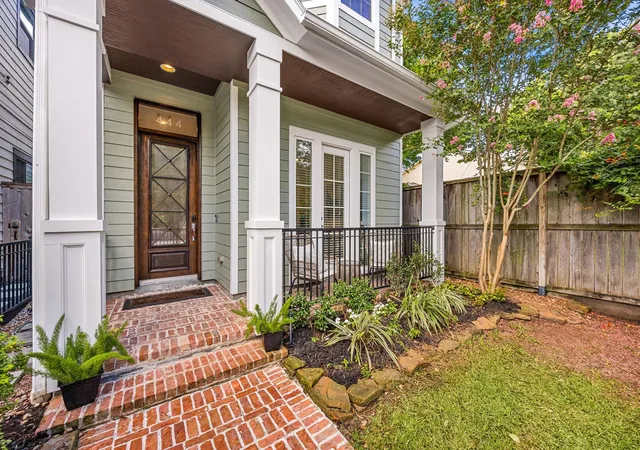 Photo 3 of Single family home for sale at 444 W 26th Street, Houston, TX 77008 | MLS# 54861939 | Listing updated on 2026-10-06