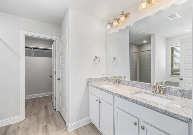 Photo 3 of Single family home for sale at 10 Keystone Ct, Angleton, TX 77515 | MLS# 12687166 | Listing updated on 2026-06-24