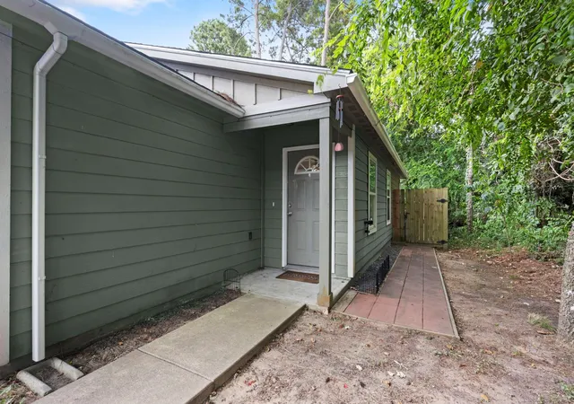 Photo 3 of Townhouse for sale at 16807 Crestmont, Montgomery, TX 77316 | MLS# 9216656 | Listing updated on 2026-09-04