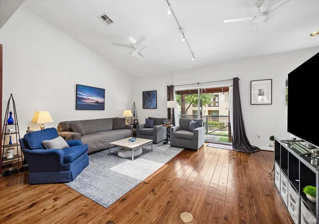 Photo 3 of Townhouse for sale at 361 Sydnor St, Houston, TX 77020 | MLS# 42301606 | Listing updated on 2026-09-24