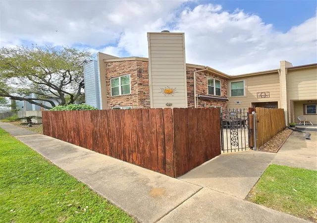 2nd image of 1730 Avenue C #F, El Campo, TX 77437 | MLS# 3393068