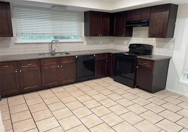 Photo 3 of Sale Pending at 16710 Lost Quail Dr, Missouri City, TX 77489 | MLS# 53638793 | Listing updated on 2025-09-20