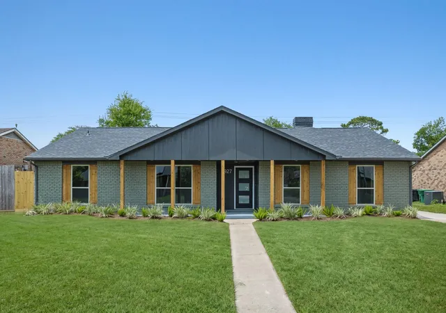 Photo 2 of Single family home for sale at 5927 Beaudry Dr, Houston, TX 77035 | MLS# 89984344 | Listing updated on 2026-09-05