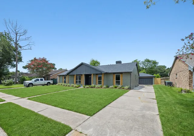 Photo 3 of Single family home for sale at 5927 Beaudry Dr, Houston, TX 77035 | MLS# 89984344 | Listing updated on 2026-09-05