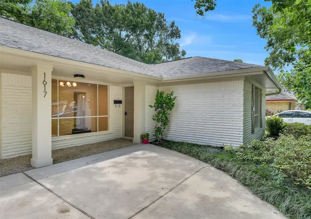 Photo 3 of Single family home for sale at 1617 Wavecrest Ln, Houston, TX 77062 | MLS# 66428359 | Listing updated on 2026-09-15