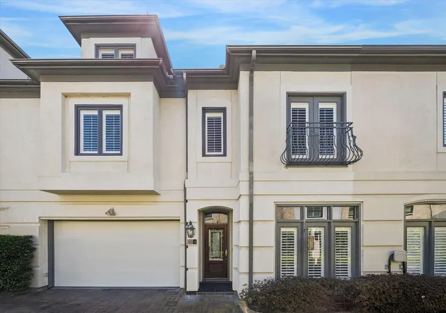 Townhouse for sale at 2426 Nantucket Dr #B, Houston, TX 77057 | MLS# 86979632