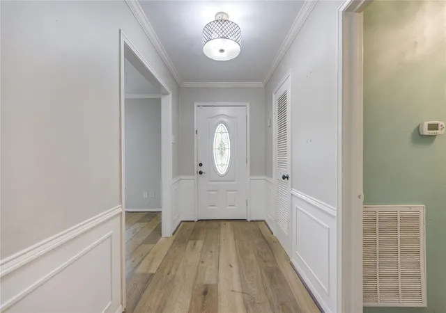 Photo 2 of Single family home for sale at 5019 Oak Forest Dr, Houston, TX 77018 | MLS# 70087102 | Listing updated on 2026-08-29