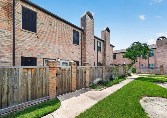 Photo 2 of Townhouse for sale at 9850 Pagewood Ln #807, Houston, TX 77042 | MLS# 41802983 | Listing updated on 2026-08-15
