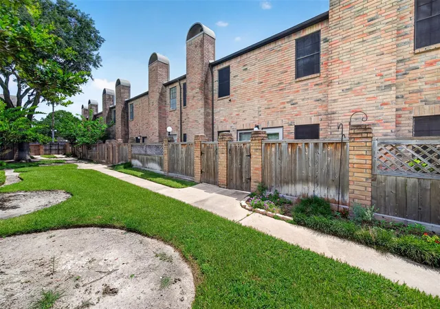 Photo 3 of Townhouse for sale at 9850 Pagewood Ln #807, Houston, TX 77042 | MLS# 41802983 | Listing updated on 2026-08-15