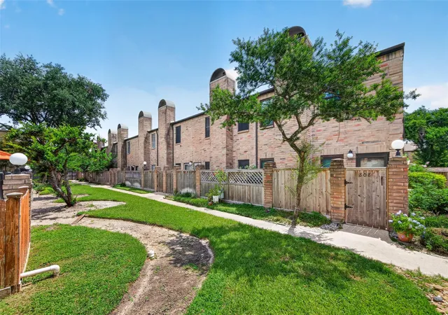 Listing Photo 4 - Condo for sale in building located at 9850 Pagewood Ln, Houston, TX 77042 - Unit #807